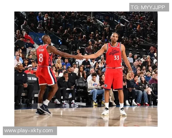 保罗重返快船基地训练展现老炮风采双手暴扣引发球迷热议